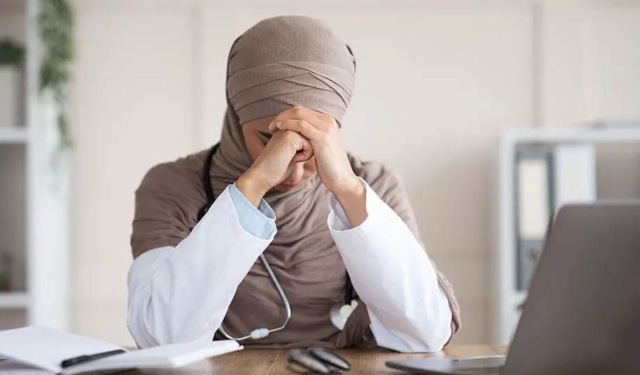 envato_exhausted-arab-female-doctor-working-in-the-clinic_920x540